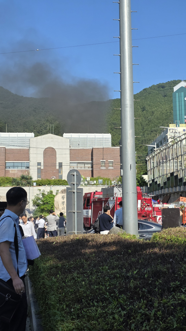 23일 오전 7시 55분께 부산 남구 황령터널 내에서 차량 화재가 발생해 출근길 극심한 정체를 겪었다. 독자 제공