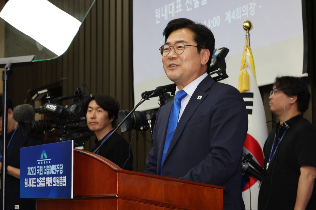 더불어민주당 박찬대 당 대표 직무대행 겸 원내대표가 13일 국회에서 열린 원내대표 선출 의원총회에서 인사말 하고 있다. 연합뉴스