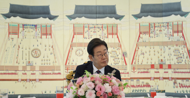 이재명 대통령이 22일 한남동 관저에서 열린 여야 지도부와의 오찬에서 국민의힘 김용태 비상대책위원장의 발언을 듣고 있다. 연합뉴스