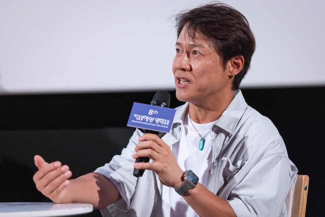 제8회 국제해양영화제 페막식이 지난 22일 오후 부산 해운대구 영화의전당 소극장에서 열렸다. 폐막작 '바다 호랑이' 상영에 앞서 출연배우 박호산이 작품을 소개하고 있다. 국제해양영화제 조직위 제공