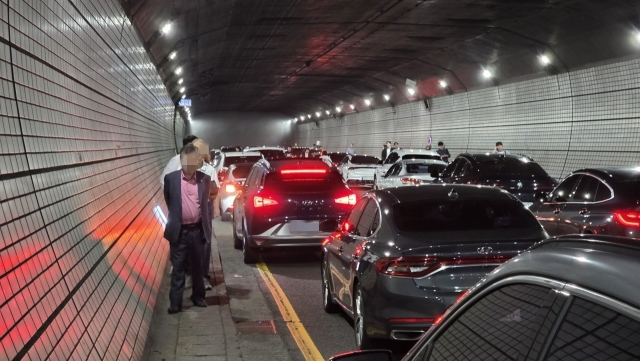 23일 오전 7시 55분께 부산 남구 황령터널 내에서 차량 화재가 발생해 출근길 극심한 정체를 겪었다. 독자 제공