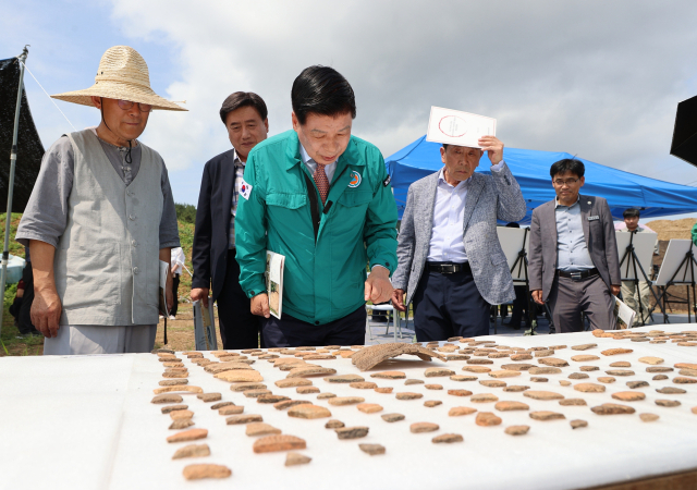 고성군 동해면 내산리 고분군 일원 정비사업 부지 내 5차 정밀발굴조사에서 신석기 수혈 유구, 삼국시대 석실분, 근현대 간척을 위한 목책 등이 발견됐다. 고성군 제공