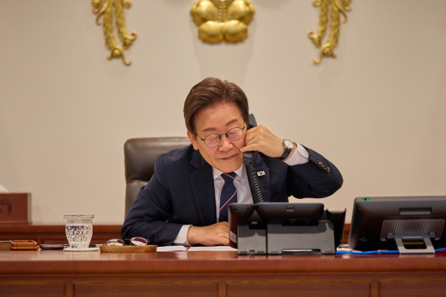 이재명 대통령이 23일 서울 용산 대통령실 청사 집무실에서 안와르 이브라힘 말레이시아 총리와 전화 통화를 하고 있다. 연합뉴스