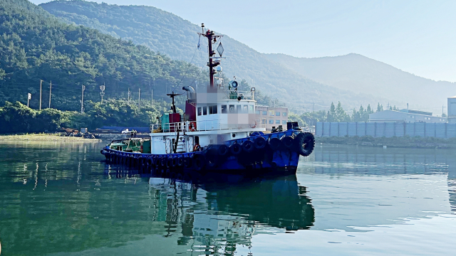 23일 오전 6시 47분 고성군 당동항 봉암방파제 앞 해상에서 선원 4명이 탄 75t급 예인선이 좌주돼 해양경찰이 긴급 대응에 나섰다. 통영해양경찰서 제공