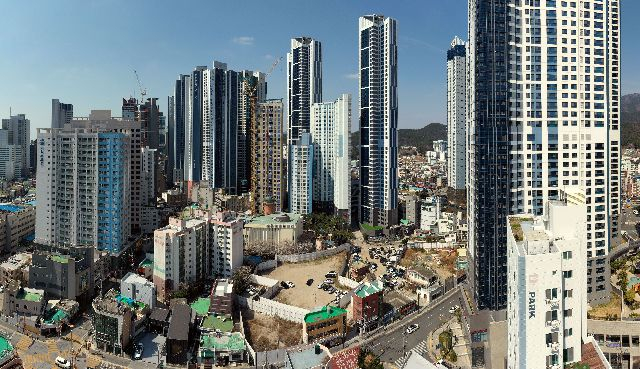 부산 해운대구 중동 해운대구청 인근의 고층 주상복합아파트 모습. 부산일보DB