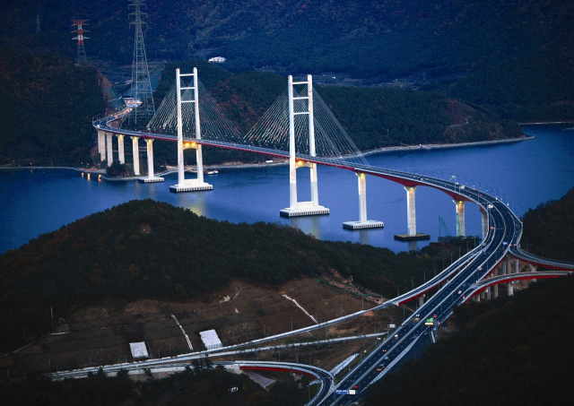 경남 창원시 성산구와 마산합포구를 해상으로 연걸하는 민자도로인 마창대교 전경. 경남도 제공