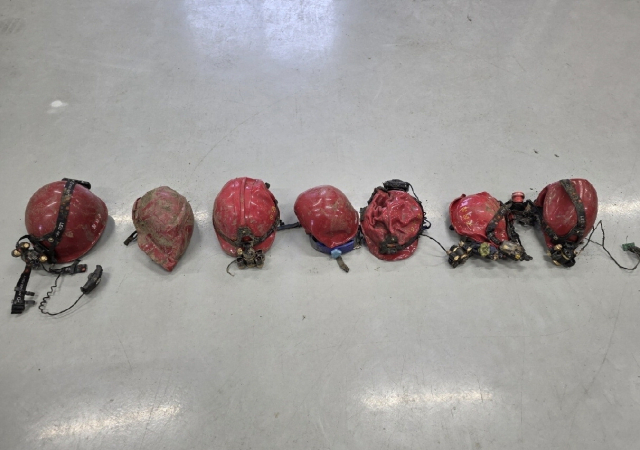 지난 3월 사망한 진화대원의 방염 헬멧. 고열에 녹아 식별이 어려울 정도다. 독자 제공