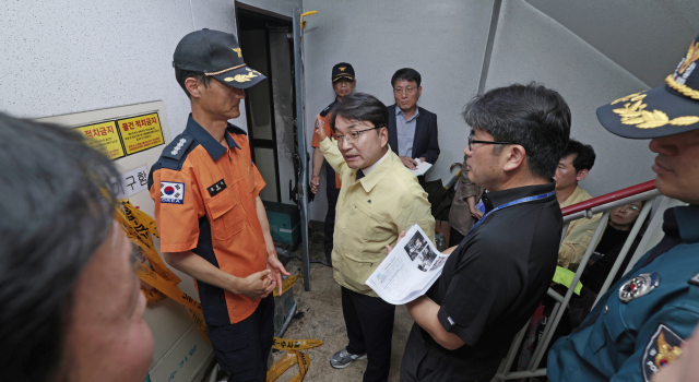 김광용 행정안전부 재난안전관리본부장이 4일 오전 유치원생과 초등학생 자매가 숨진 부산 기장군 아파트 화재 현장을 찾아 관계자들과 사고 현황과 대응 방안을 점검하고 있다. 정대현 기자 jhyun@