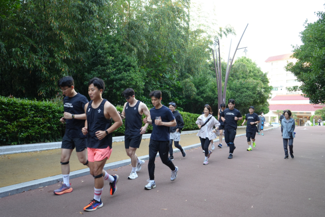 인제대해운대백병원 직원들로 구성된 러닝 동호회 '해백런런'이 동백섬에서 함께 뛰고 있다. 인제대해운대백병원 제공