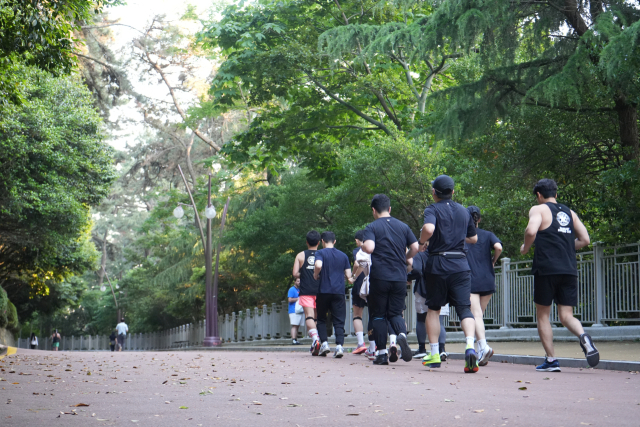 인제대해운대백병원 직원들로 구성된 러닝 동호회 '해백런런'이 동백섬에서 함께 뛰고 있다. 인제대해운대백병원 제공