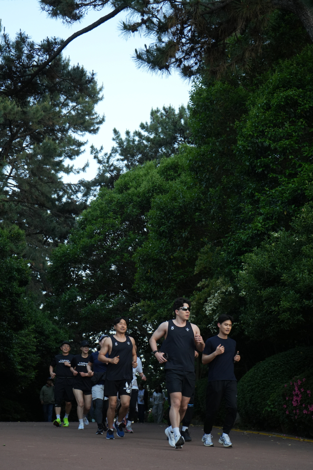 인제대해운대백병원 직원들로 구성된 러닝 동호회 '해백런런'이 동백섬에서 함께 뛰고 있다. 인제대해운대백병원 제공