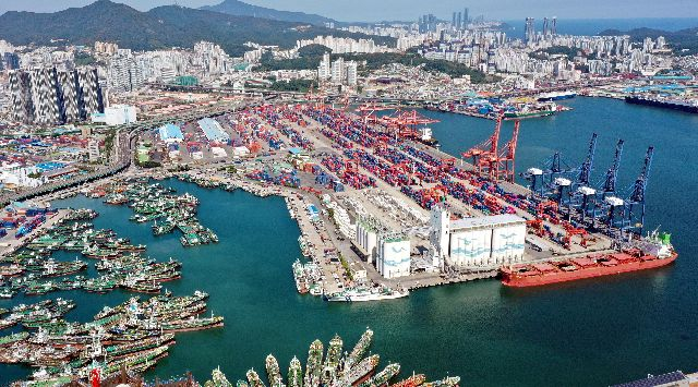 부산항 북항 2단계 재개발 구역에 부산대첩기념관 건립이 추진된다. 사진은 북항 2단계 재개발 구역인 부산항 자성대 부두 일원의 모습. 부산일보DB