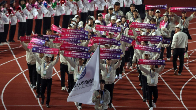 지난해 10월 경남 김해시에서 열린 제105회 전국체전 개회식에서 부산 선수단이 입장하고 있다. 연합뉴스