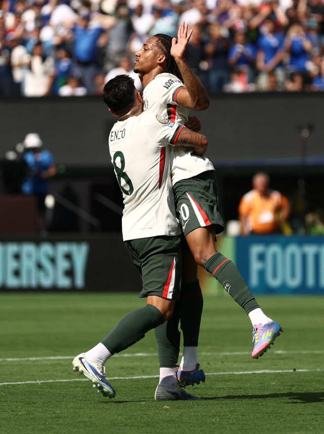 첼시의 주앙 페드루(오른쪽)가 9일 플루미넨시와의 클럽 월드컵 준결승전에서 골을 넣은 뒤 동료의 축하를 받고 있다. 로이터연합뉴스