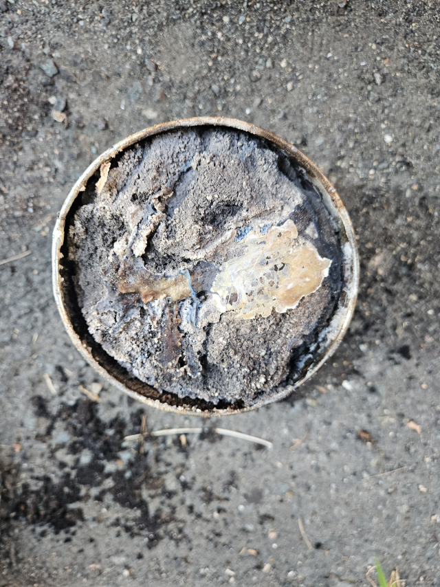 9일 부산의 한 아파트 베란다에 놓인 과산화수소 탈색제에서 연기가 피어오른다는 신고가 접수됐다. 부산소방재난본부 제공