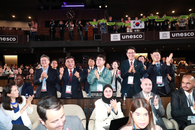 12일 프랑스 파리에서 열린 제47차 세계유산위원회에서 반구천 암각화의 세계유산 등재가 확정되자 김두겸 울산시장과 최응천 국가문화유산청장,이순걸 울주군수등이 환호 하고 있다. 울산시 제공