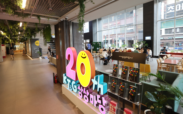 KT&G 상상마당 부산 1층 카페 입구에는 KT&G상상마당 20주년 기념 조형물이 반긴다. 이재찬 기자 chan@