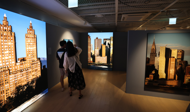 KT&G 상상마당 부산 갤러리에서 열리고 있는 ‘이경준 사진전 부산: 원 스텝 어웨이’ 전경. 이재찬 기자 chan@