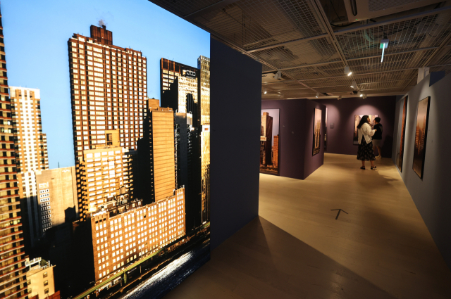 KT&G 상상마당 부산 갤러리에서 열리고 있는 ‘이경준 사진전 부산: 원 스텝 어웨이’ 전경. 이재찬 기자 chan@