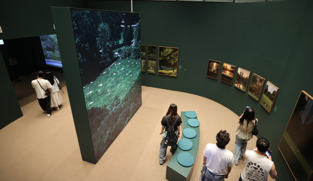 KT&G 상상마당 부산은 아티스트와 소비자가 함께 만들어가는 ‘문화예술 브리지’ 역할이 크다. 사진은 상상마당 부산 갤러리에서 지난달 5일부터 열리고 있는 어반 포토그래퍼 이경준의 사진전 '원 스텝 어웨이'인데, 수많은 관람객이 이 공간을 찾아서 문화예술을 즐김으로써 비로소 그 역할이 완성되는 듯하다. 이재찬 기자 chan@