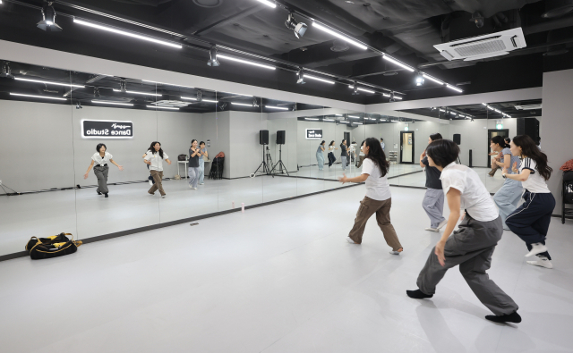 KT&G 상상마당 부산의 지하 1층에 위치한 '댄스 스튜디오'에서 대관 연습 중인 청년들 모습. 이재찬 기자 chan@