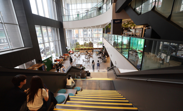 KT&G 상상마당 부산 실내 계단. 이재찬 기자 chan@