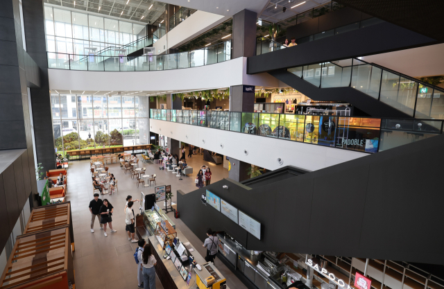 1~4층의 높은 층고를 자랑하는 KT&G 상상마당 부산 실내 전경. 이재찬 기자 chan@