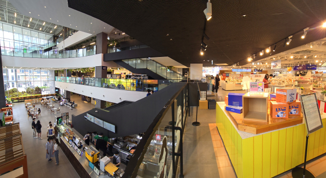 2층 디자인 스퀘어에서 4층 높이의 층고를 자랑하는 1층 카페 사푼사푼&라운지를 바라보며 찍은 파노라마 사진. 이재찬 기자 chan@