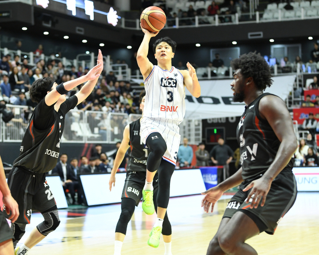 지난 시즌 부산 KCC의 에이스 허웅이 슛을 하고 있다. KBL 제공