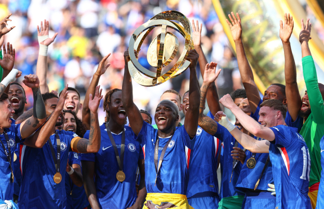 잉글랜드 프로축구 첼시 선수들이 14일(한국 시간) 미국 뉴저지주에서 열린 2025 국제축구연맹(FIFA) 클럽 월드컵 정상에 오른 뒤 우승 트로피를 들고 기뻐하고 있다. UPI연합뉴스