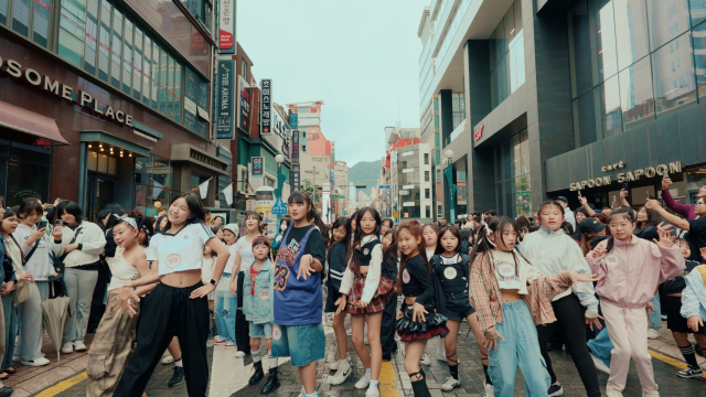 댄스 스튜디오를 운영하면서 야외에서 개최한 '랜덤플레이댄스' 행사 모습. KT&G 상상마당 부산 제공