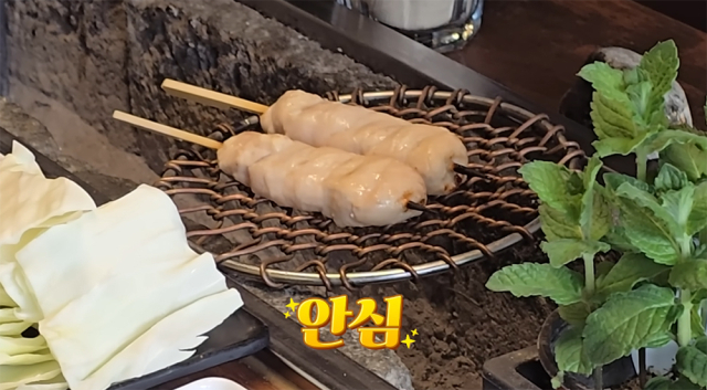전 야구선수 이대호가 먹고 반한 금손 1983의 닭 안심구이. 유튜브 채널 ‘성시경의 먹을텐데’ 캡처