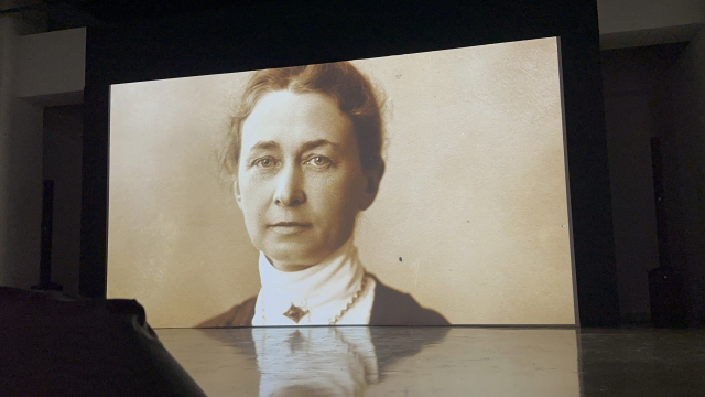 추상 미술의 선구자 힐마 아프 클린트를 국내에 본격적으로 소개하는 대규모 회고전 ‘힐마 아프 클린트: 적절한 소환’이 부산 사하구 부산현대미술관 2층 전시실5에서 열리고 있다. 사진은 다큐멘터리에 나온 힐마 모습. 김은영 기자 key66@