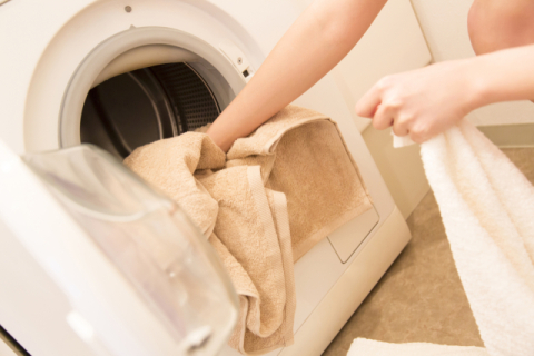 여름철 불쾌한 빨래 쉰내, 깔끔하게 잡는 법 [궁물받는다]