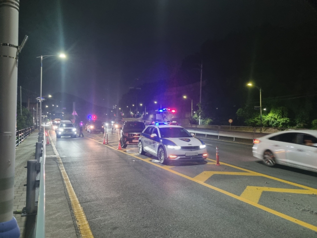 경찰이 30일 부산 기장군 일광해수욕장과 임랑해수욕장 인근에서 교통법규 위반 특별 단속을 벌인 결과 음주 운전자 7명, 교통법규 위반자 88명 등 95명을 적발했다. 기장경찰서 제공