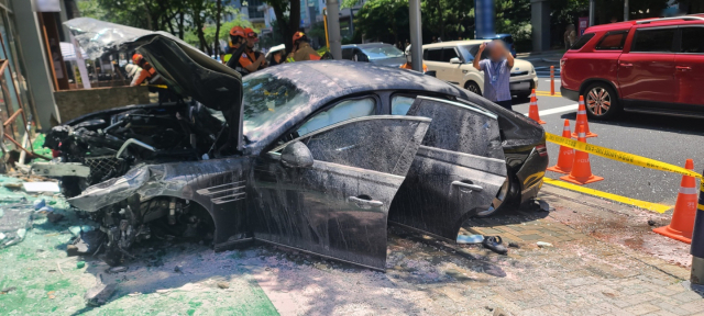 1일 낮 12시 24분께 해운대구 재송동의 한 사거리에서 20대 남성 A 씨가 운전하던 차량이 중앙선 가드레일과 상가를 들이받았다. 해운대경찰서 제공