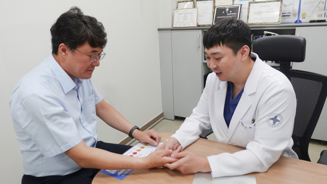 구포성심병원 정형외과 김태우 과장은 “방아쇠수지증후군은 초기 진단이 빠를수록 치료 효과가 크고 예후도 좋은 만큼 조기에 병원을 찾는 것이 중요하다”고 밝혔다. 김 과장이 진료하는 모습. 구포성심병원 제공