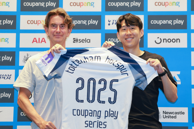잉글랜드 프로축구 토트넘 토마스 프랑크 감독(왼쪽)과 손흥민이 지난 2일 서울 영등포구 IFC 더포럼에서 열린 2025 쿠팡플레이 시리즈 기자회견에 참석해 기념 촬영하고 있다. 이날 손흥민은 기자회견에 앞서 별도의 발언을 통해 