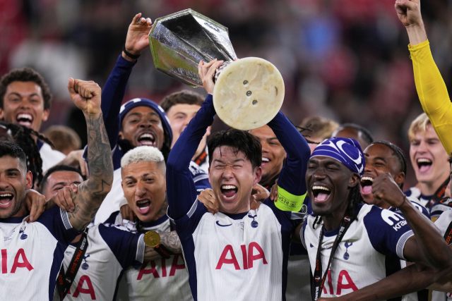 손흥민이 올 5월 유럽축구연맹 유로파리그에서 우승을 차지한 뒤 우승 트로피를 들고 동료선수들과 함께 기뻐하고 있다. AP연합뉴스
