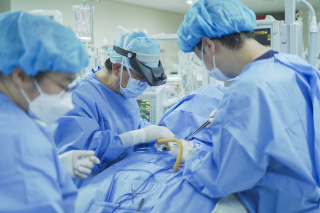 좋은문화병원 조용훈 부장이 초극소 저출생 체중아를 수술하고 있다. 좋은문화병원 제공