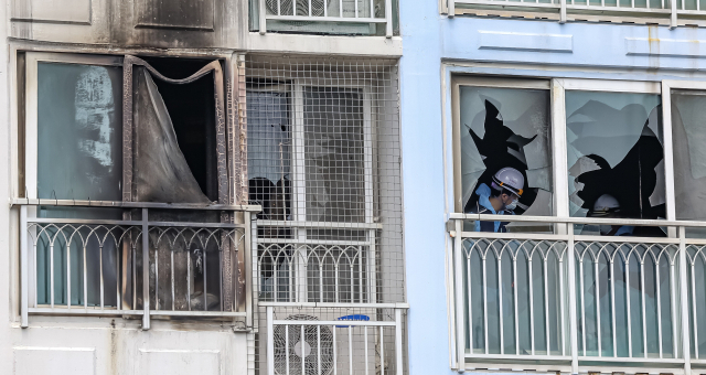 부산 기장군 아파트 화재 현장에서 지난달 3일 합동 감식이 진행되고 있다. 김종진 기자 kjj1761@