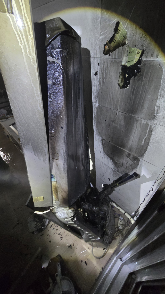 올해 7월 24일 울산시 북구 한 아파트에 설치된 스탠드형 에어컨에서 불이 나 거주자 등 4명이 경상을 입고 소방서 추산 478만 원의 재산 피해가 났다. 울산소방본부 제공