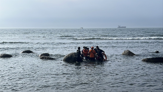 5일 오전 울산 동구 방어진항 슬도 주변 해상에서 해경이 119와 함께 익수자를 구조하고 있다. 울산해경 제공