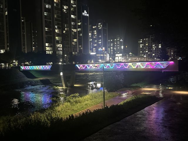 회야강을 가로지르는 교량에 설치된 경관 조명 전경. 양산시 제공