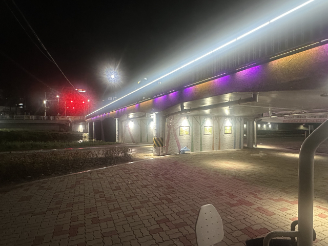 회야강을 가로지르는 교량에 설치된 경관 조명과 함께 교량 벽면에 다양한 모자이크 타일이나 그림 타일 부착된 전경. 양산시 제공