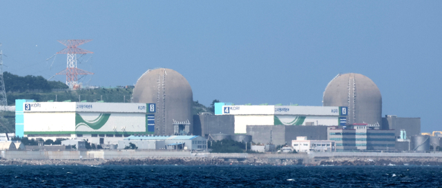 고리발전소 전경. 오른쪽이 6일 40년 설계수명이 다해 운영이 중단된 고리 원전 4호기. 정종회 기자 jjh@
