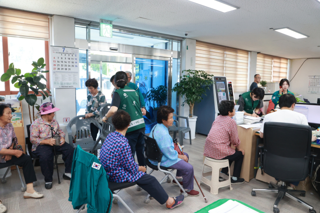 경남 의령군 대의면사무소에서 군민들이 민생회복 소비쿠폰을 받기 위해 대기하고 있다. 의령군 제공