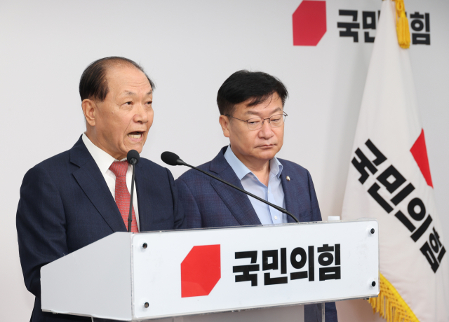 국민의힘 황우여 선거관리위원장이 7일 서울 여의도 중앙당사에서 당 대표 및 최고위원 선출을 위한 전당대회 본경선 진출자를 발표하고 있다. 연합뉴스