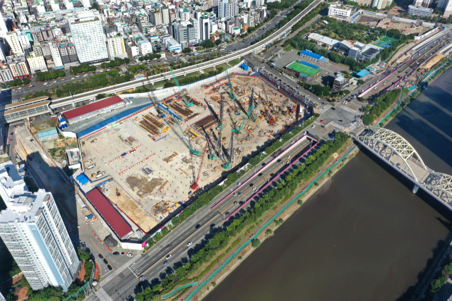 부산 센텀시티 등 지역 대표 학군지는 부동산 불황에도 흔들리지 않고 거래가 활발하다. 단지 인근에 유명 학교가 많아 벌써부터 관심이 쏟아지는 재송동 ‘르엘 리버파크 센텀’ 부지. 정종회 기자 jjh@