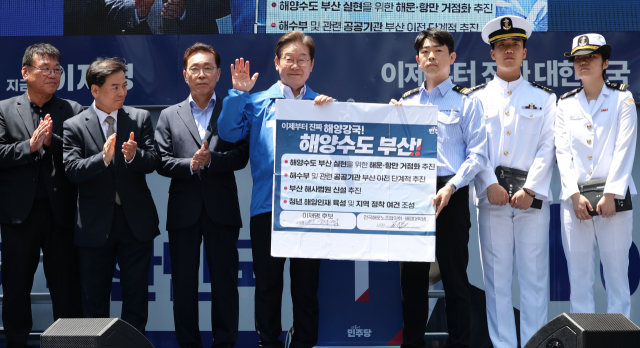 이재명 대통령이 더불어민주당 대선후보 시절이던 지난 5월 부산 서면을 방문해 ‘해양수도 부산’ 공약을 설명하고 있다. 부산일보DB